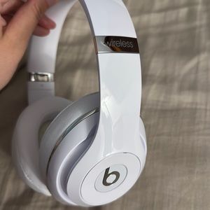 white beats wireless